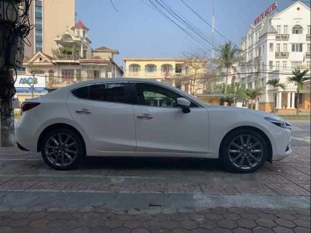 Cần bán gấp Mazda 3 Facelift AT 2.0 2017, màu trắng