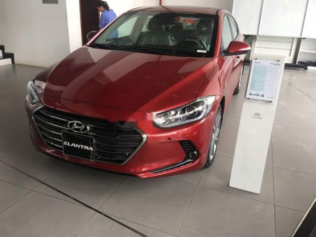 Bán xe Hyundai Elantra 2.0AT sản xuất năm 2018, màu đỏ, mới 100%