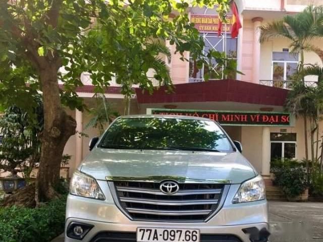 Cần bán xe Toyota Innova MT năm sản xuất 2014, màu bạc, ngoại nội thất đẹp