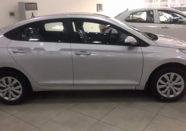 Bán xe Hyundai Accent đời 2019, màu bạc, mới 100%