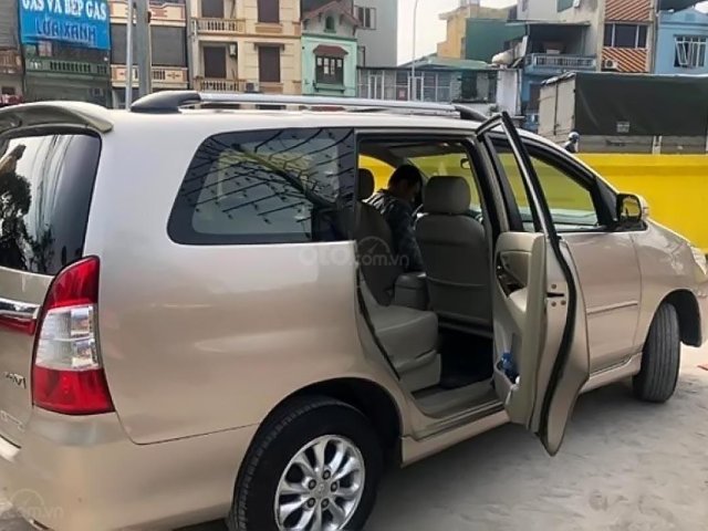 Bán Toyota Innova 2.0V 2014, màu vàng, giá tốt