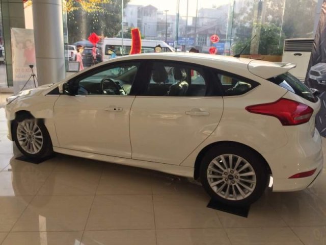 Cần bán Ford Focus sản xuất 2018, màu trắng, xe nhập