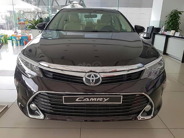 Cần bán xe Toyota Camry 2.0E năm 2018, màu nâu, giá tốt