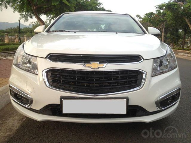 Cần bán gấp Chevrolet Cruze LT 2016 trắng cực trẻ trung nha0