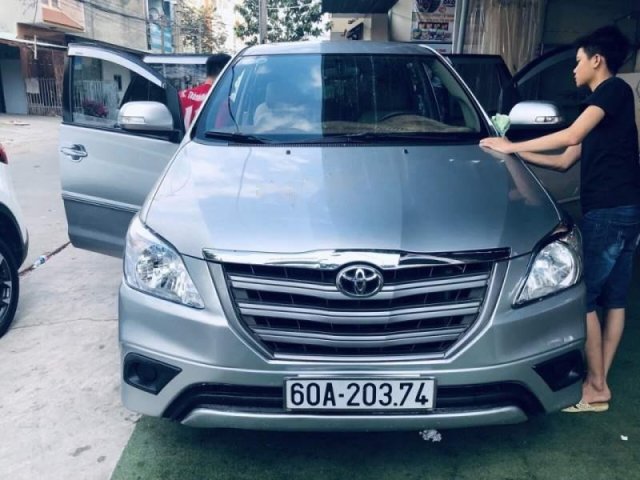 Cần bán Toyota Innova sản xuất năm 2015, màu bạc, xe nhập còn mới