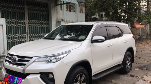 Cần bán gấp Toyota Fortuner 2.4 MT năm sản xuất 2017, màu trắng