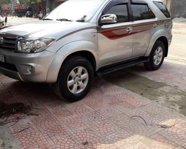 Cần bán xe Toyota Fortuner đời 2009, màu bạc như mới0