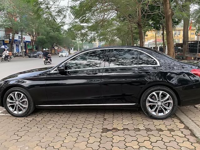 Xe Mercedes C200 đời 2016, màu đen chính chủ