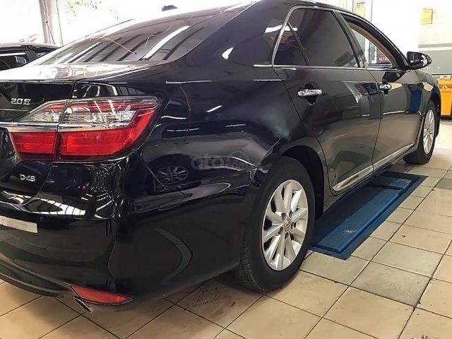 Cần bán xe Toyota Camry 2.0E đời 2015, màu đen như mới, giá 875tr