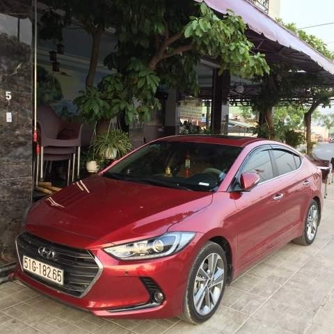 Gia đình bán Hyundai Elantra 2.0AT đời 2018, màu đỏ
