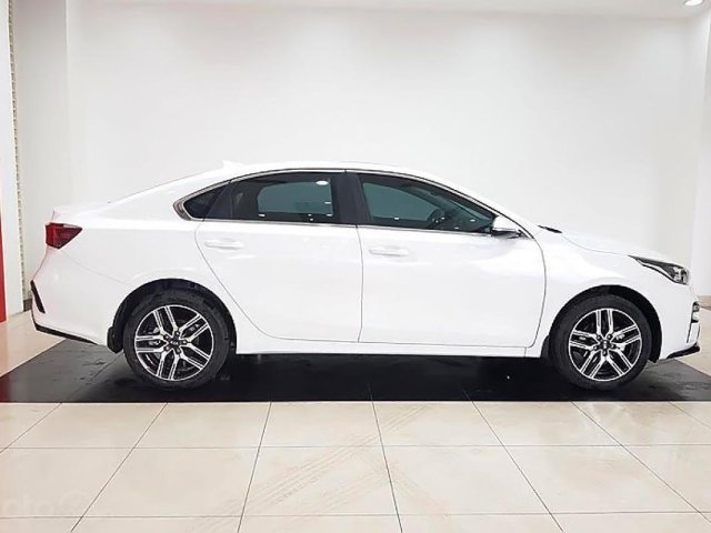 Cần bán Kia Cerato 1.6 MT đời 2019, màu trắng, 559tr