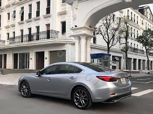Bán ô tô Mazda 6 2.0 đời 2017, màu bạc