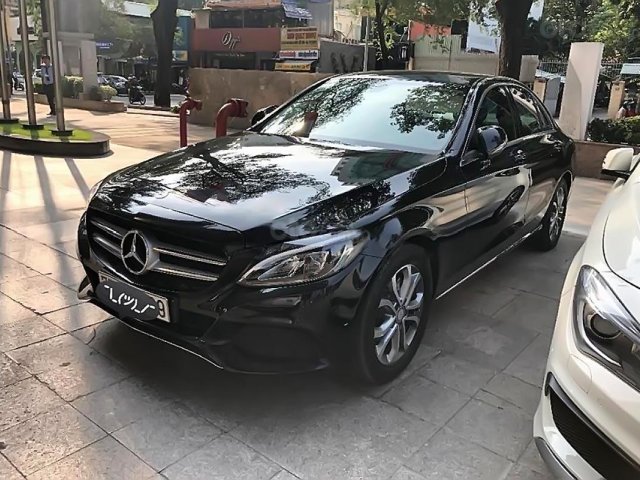 Cần bán Mercedes C200 2016, màu đen đã đi 33.000km