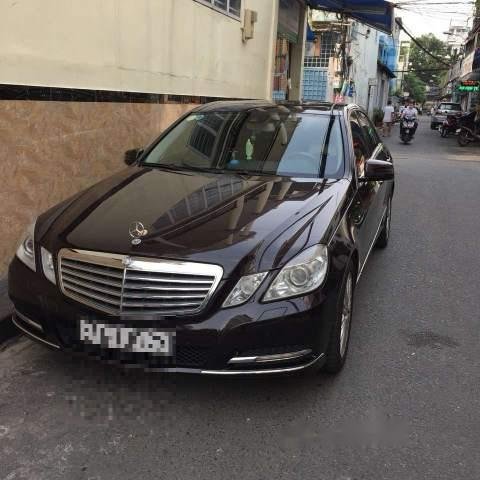 Cần bán Mercedes E300 số tự động, đời 2011, nội thất cao cấp, màu nâu