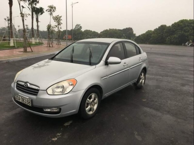 Gia đình cần bán Hyundai Verna đời 2009, màu bạc, nhập khẩu số tự động