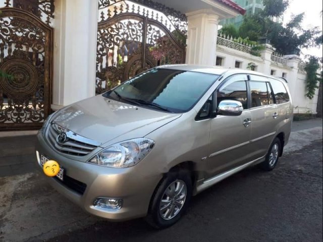 Cần bán gấp Toyota Innova năm sản xuất 2010, màu vàng còn mới, 407 triệu