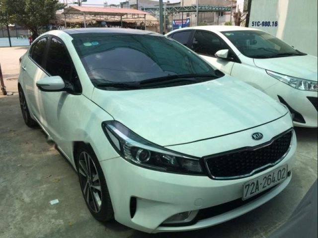 Bán Kia Cerato 2018, màu trắng số tự động, 560 triệu