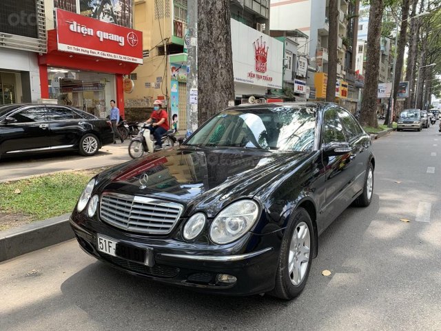 Cần bán Mercedes E240 sản xuất năm 2005, màu đen  