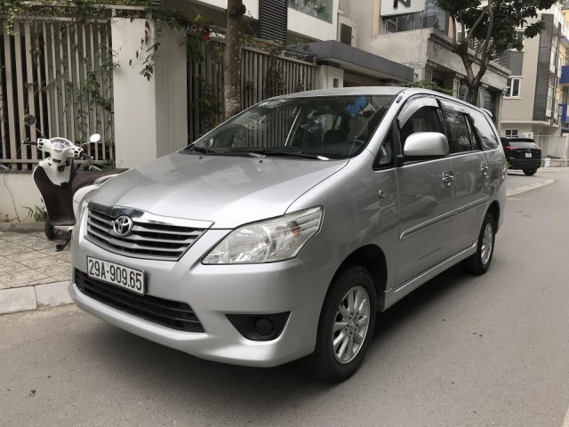 Bán ô tô Toyota Innova MT đời 2013, màu bạc0