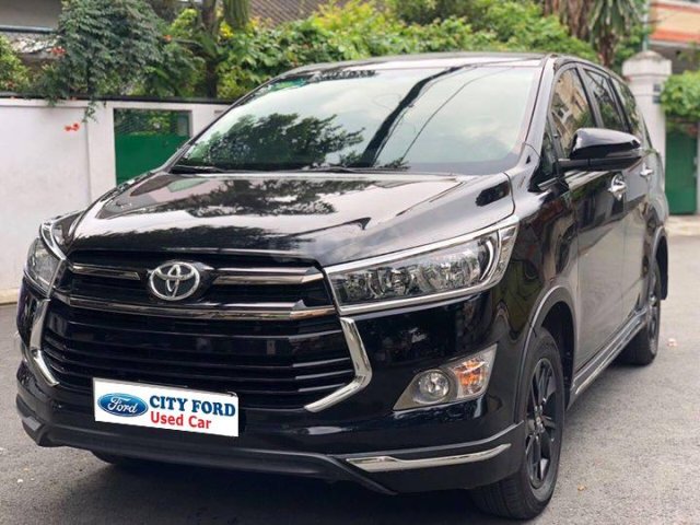 Bán xe Toyota Innova Venturer đời 2018, màu đen, bảo hành chính hãng 3 năm0