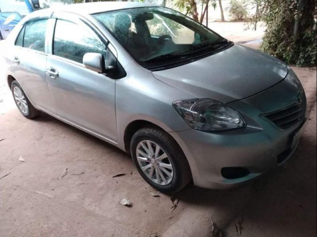 Cần bán lại xe Toyota Vios năm 2010, màu bạc