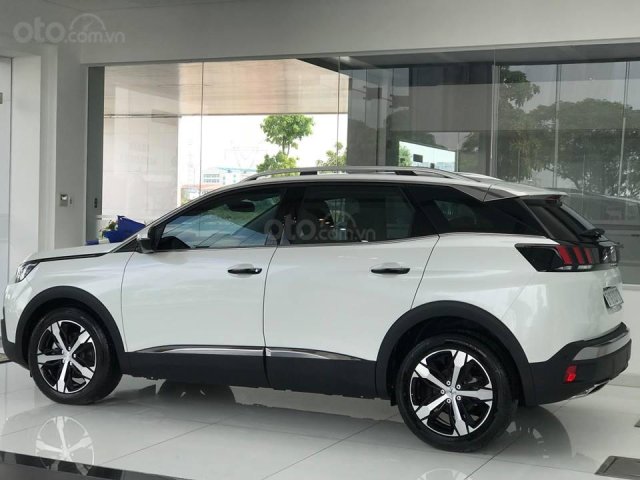 Cần bán xe Peugeot 3008 đời 2019 giao ngay không kèm bia lạc0