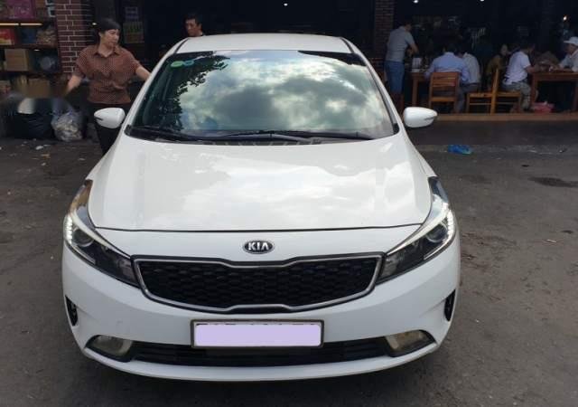 Cần bán Kia Cerato, đăng ký lần đầu tháng 7/2016, số sàn màu trắng, chạy 54,000km