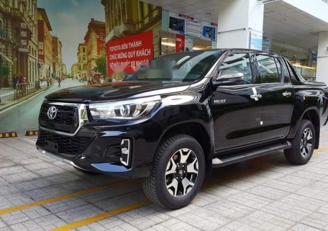 Bán Toyota Hilux đời 2019, màu đen, nhập khẩu, 695tr