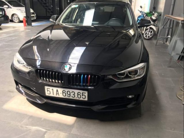 Cần bán BMW 320i đời 2013, xe còn 4 mâm, vỏ zin, đã lên mâm 19 inch, mâm Mỹ