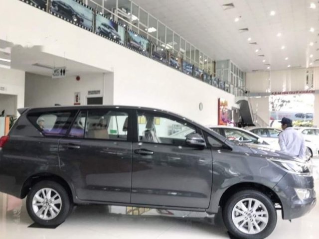 Cần bán xe Toyota Innova sản xuất 2019, màu xám0