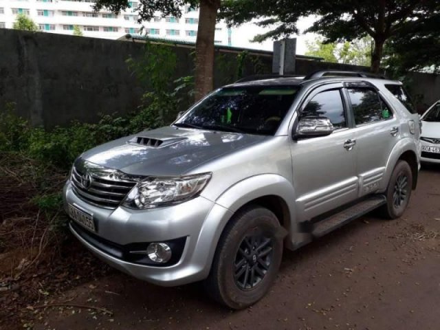 Bán Toyota Fortuner 2.5 2015, màu bạc, nhập khẩu  