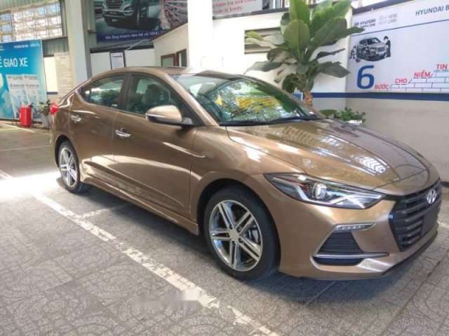 Cần bán Hyundai Elantra Sport sản xuất 2019, màu vàng