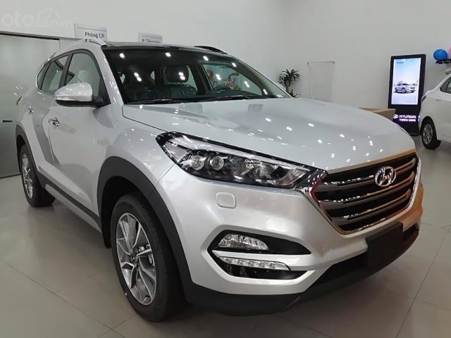 Cần bán xe Hyundai Tucson 2.0 ATH đời 2018, màu bạc