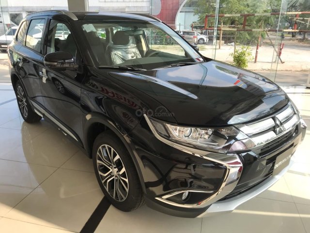 Mitsubishi AMC Quận 7 cần bán nhanh chiếc Mitsubishi Outlander CVT 2.0 đời 2019 - giao nhanh toàn quốc0