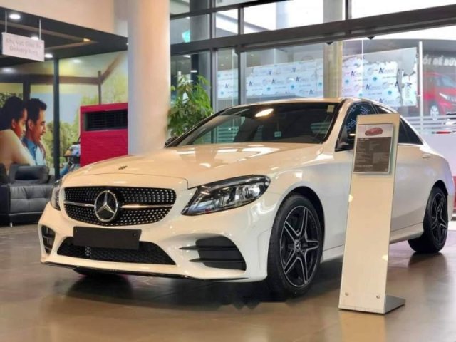 Cần bán Mercedes C300 AMG năm sản xuất 2019, màu trắng0