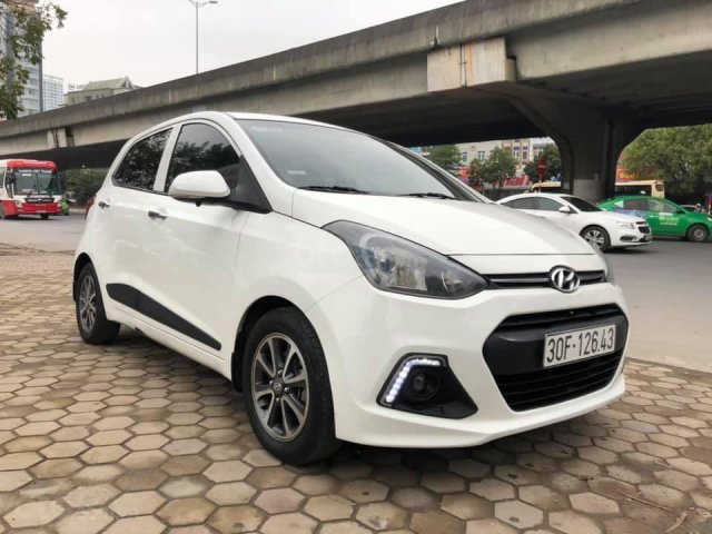 Cần bán Hyundai Grand i10 1.2AT nhập khẩu, số tự động, màu trắng