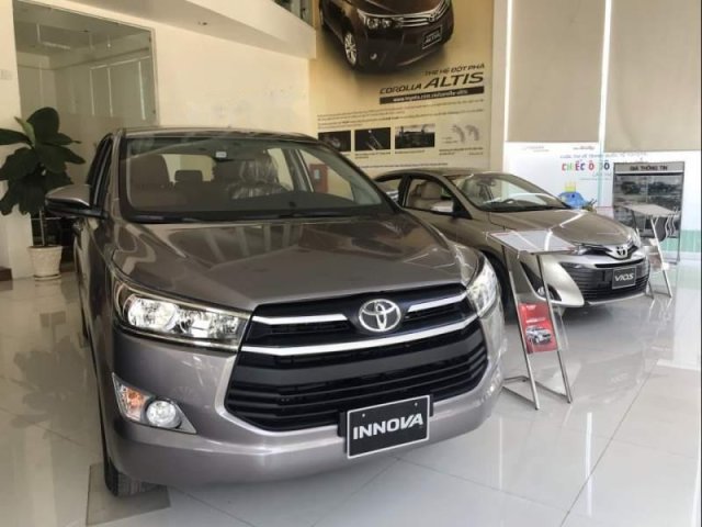 Bán xe Toyota Innova đời 2019, màu xám