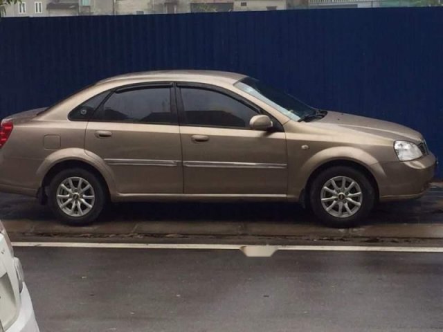 Bán Daewoo Lacetti năm sản xuất 2004, màu vàng, giá 135tr