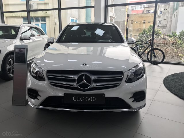 Bán Mercedes-Benz GLC300 AMG full màu, hỗ trợ ngân hàng 90%, chỉ cần có 600tr là có thể lấy xe ngay. LH 0965075999