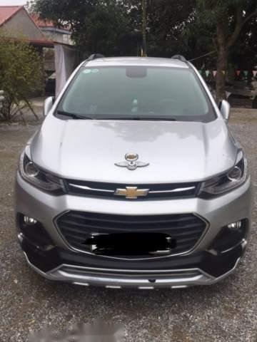 Cần bán lại xe Chevrolet Trax năm sản xuất 2017, màu bạc0