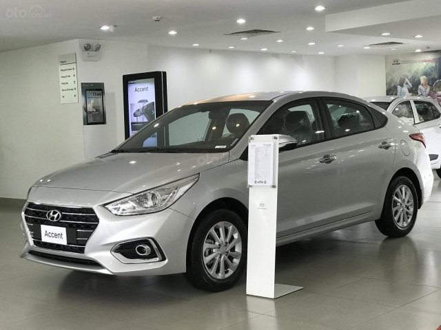 Hyundai Accent 1.4MT Base màu bạc, xe giao ngay, giá KM kèm quà tặng có giá trị, hỗ trợ vay trả góp. LH: 0903175312