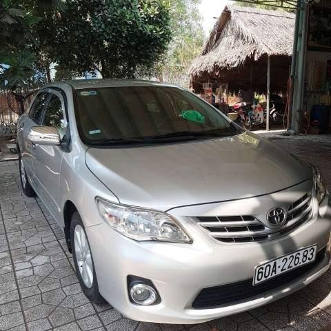 Cần bán gấp Toyota Corolla Altis 1.8 AT 2013, màu bạc, xe còn sơn zin 80%