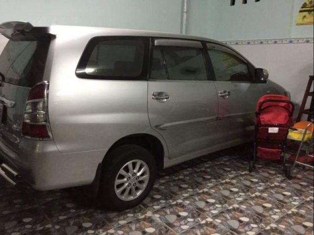 Cần bán Toyota Innova G 2013, màu bạc, còn rất đẹp0