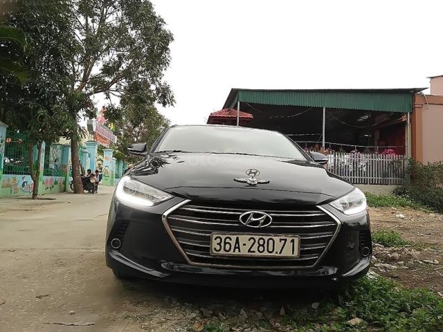 Gia đình bán xe Hyundai Elantra 1.6 MT đời 2017, màu đen số sàn