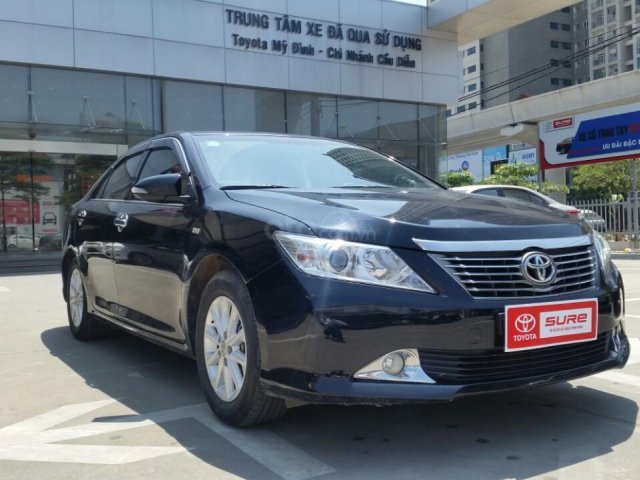 Cần bán Toyota Camry 2.0E 2014, màu đen, xuất hóa đơn