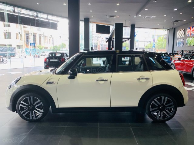 Bán xe Mini Cooper S 5 Doors 2019 màu trắng, nhập khẩu nguyên chiếc - Ưu đãi 50% phí trước bạ