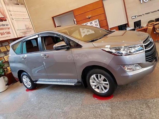 Bán Toyota Innova 2.0V sản xuất 2019, màu bạc, mới 100%