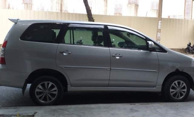 Cần bán gấp Toyota Innova 2015, màu bạc giá cạnh tranh0