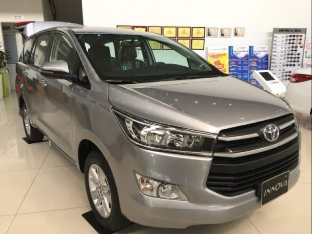 Cần bán xe Toyota Innova E đời 2019, màu bạc, giá 741tr