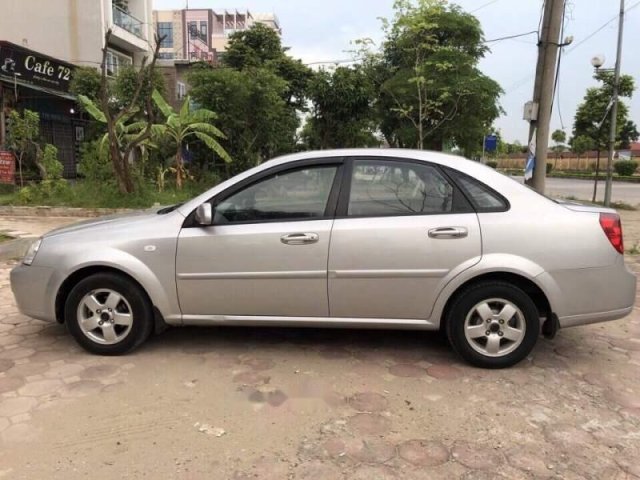 Cần bán xe Daewoo Lacetti sản xuất 2011, màu bạc0